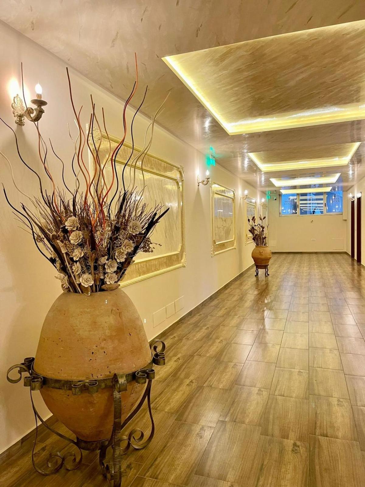 Hotel Vd Roleks Vlorë エクステリア 写真